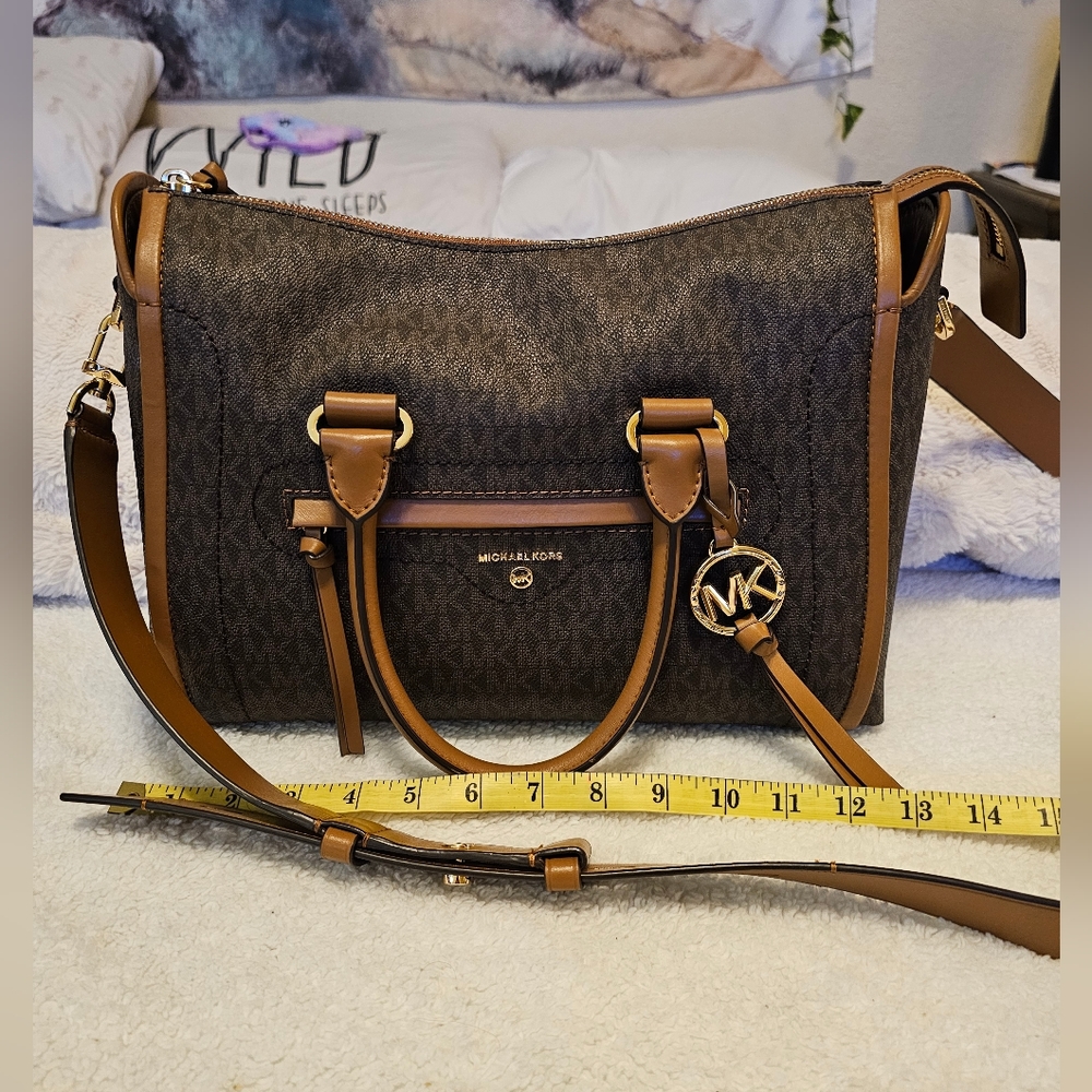 Michael kors medium size crossbody